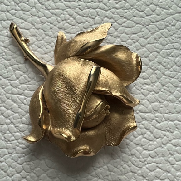 Elegant Gold Rose Brooch - Picture 2 of 5